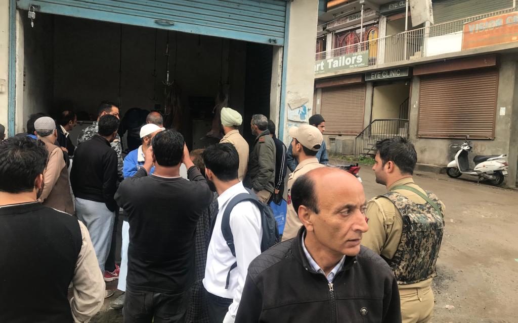 Srinagar police conducts market checking in Lalbazar