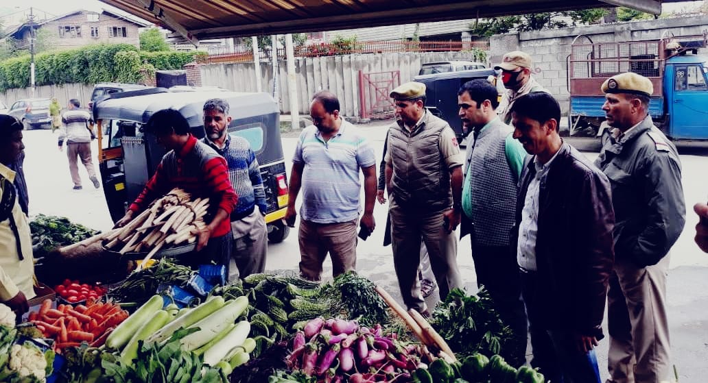 Srinagar police accompanied by executive magistrates & other departments conducts market checking