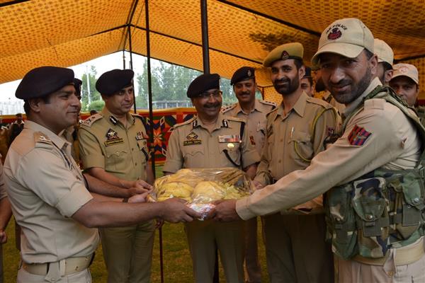 DGP visits Shopian, Pulwama, interacts with officers