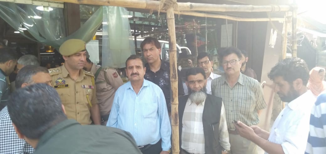Srinagar Police alongwith executive magistrates and other concerned departments conducts market checking