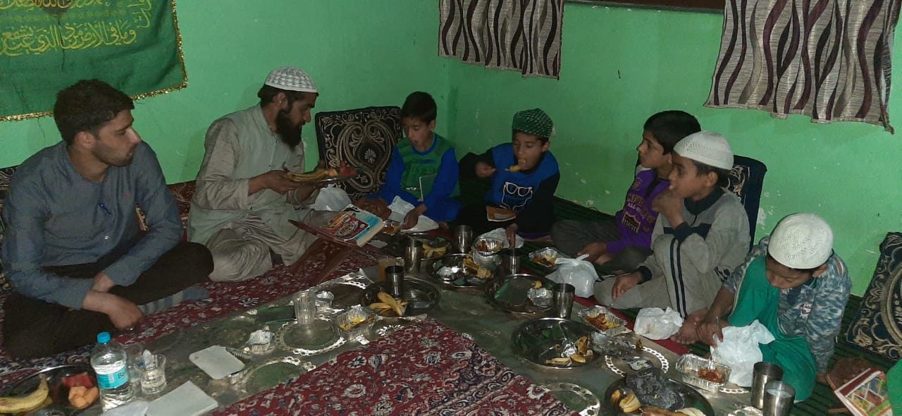 Iftaar party organised by Srinagar Police at “Chotay Taray Foundation-“Barzulla and Sheik-Ul-Alam Yateem Khana-Jawaharnagar