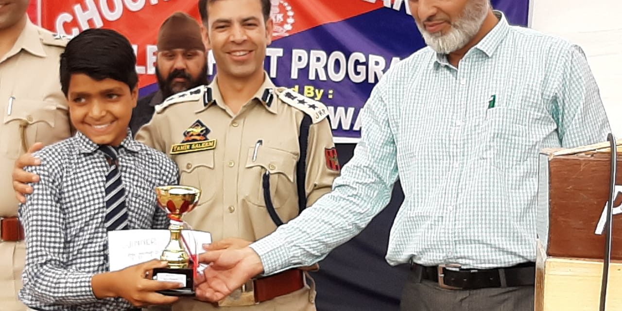 Awantipora police organizes talent hunt event “Choona Hai Aasman”