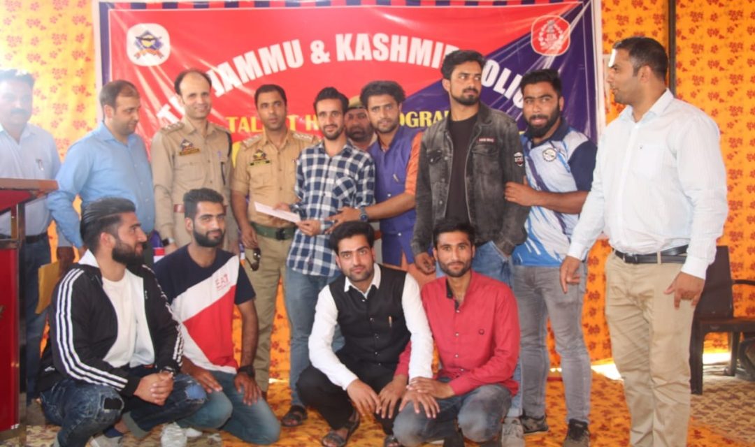 Grand Finale of Talent Hunt event “Choona Hai Aasman ” held by Bandipora Police