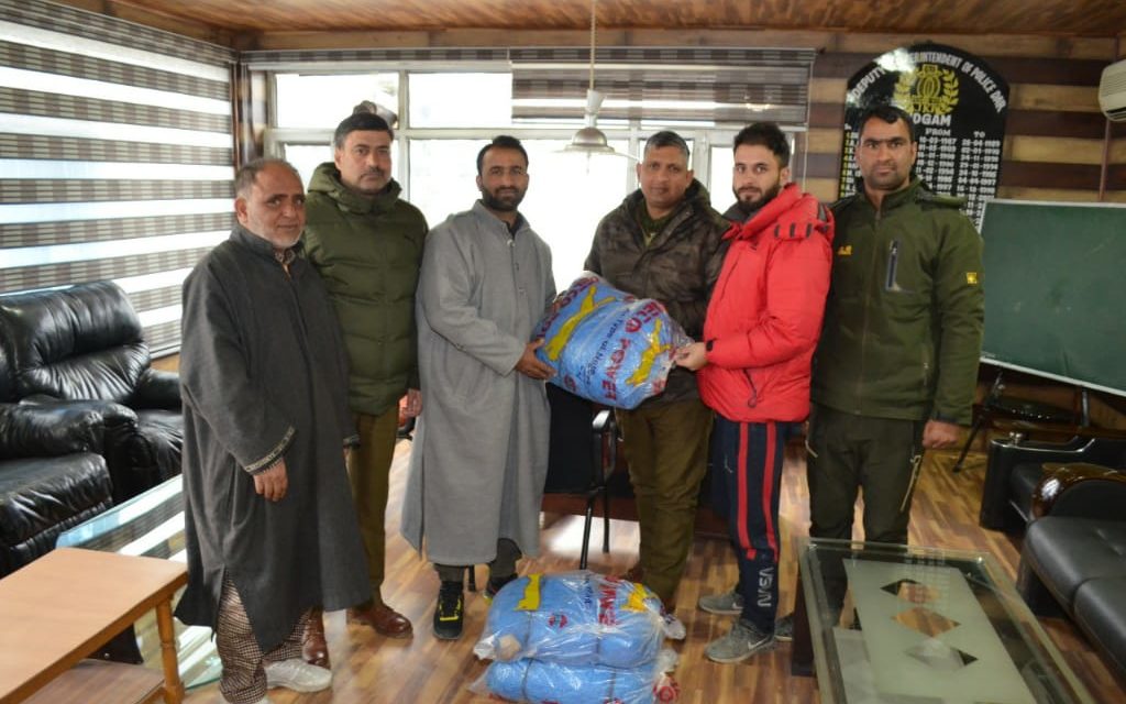 Budgam police distributes sports items among youth of Hyderpora