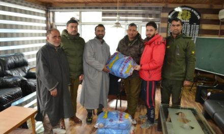 Budgam police distributes sports items among youth of Hyderpora