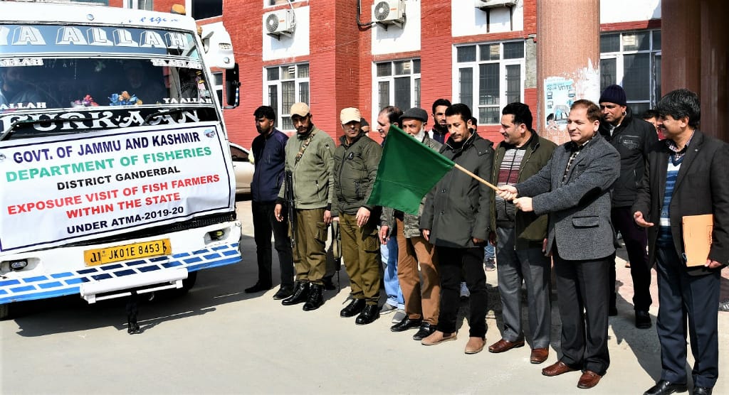 DDC G’bal flagged off 20 Progressive Fish Farmers under ATMA