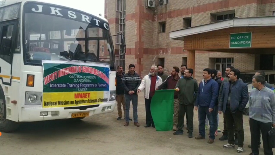 DC Bandipora flags off farmers’ exposure tour to Punjab