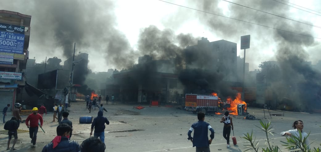 Cop killed in clashes between pro- and anti-CAA groups in northeast Delhi