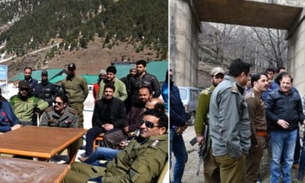 DDC inspects snow clearance operation on Srinagar Sonamarg-Gumri road, Reviews arrangements for Sonamarg snow festival