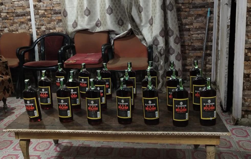 Srinagar police arrests bootlegger, recovers illicit liquor