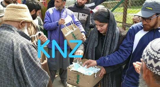 BJP senior leader distribute free face masks at Trauma hospital Kangan