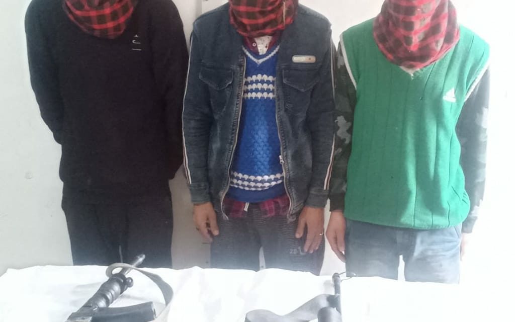 Srinagar Police busts highway robbers gang, three arrestedDummy guns and stolen property recovered