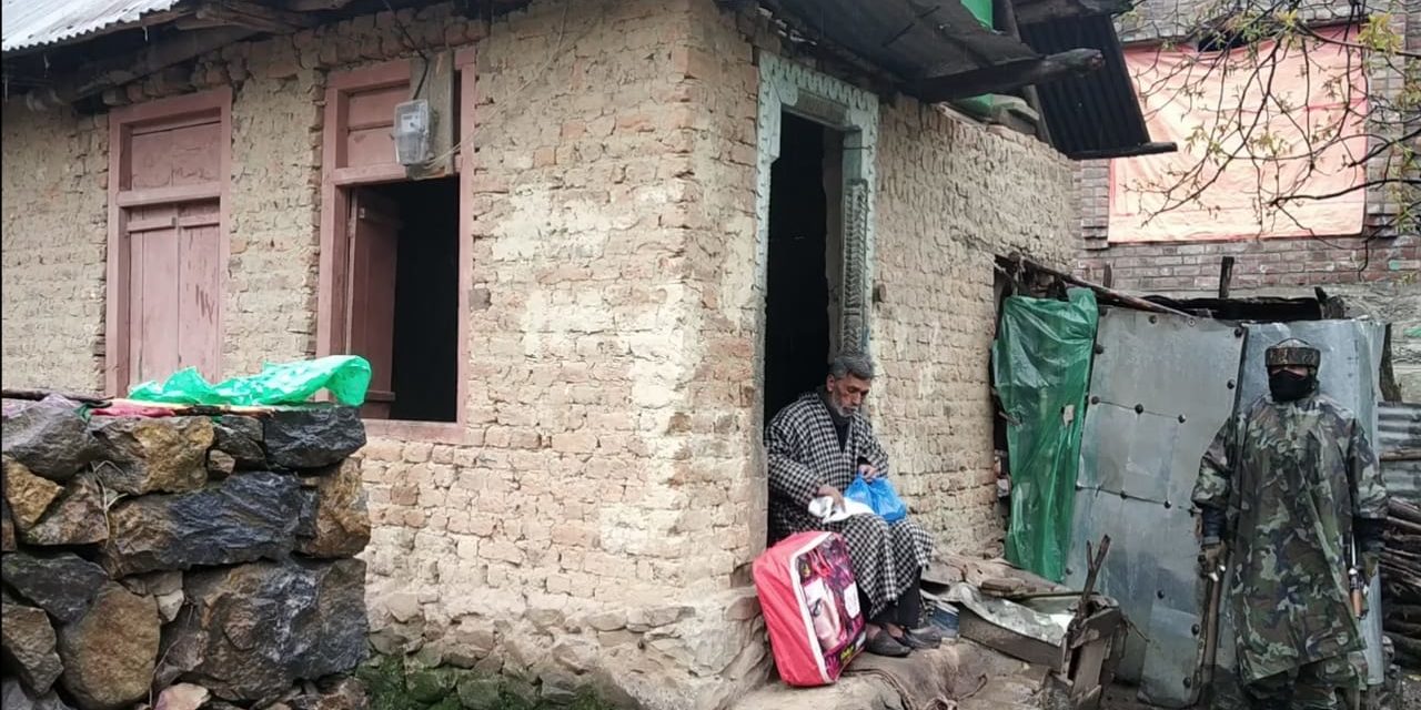 COVID19: Army distributes Santizers, Food item kits among remote villagers in Bandipora