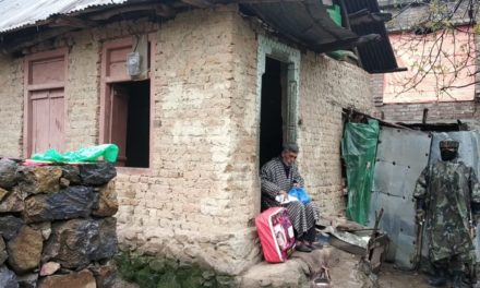 COVID19: Army distributes Santizers, Food item kits among remote villagers in Bandipora