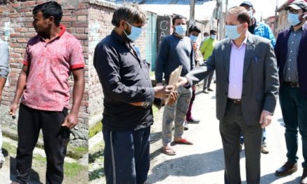 DC Ganderbal distribute masks at Industrial estate,’Life protecting gears provided to frontline workers
