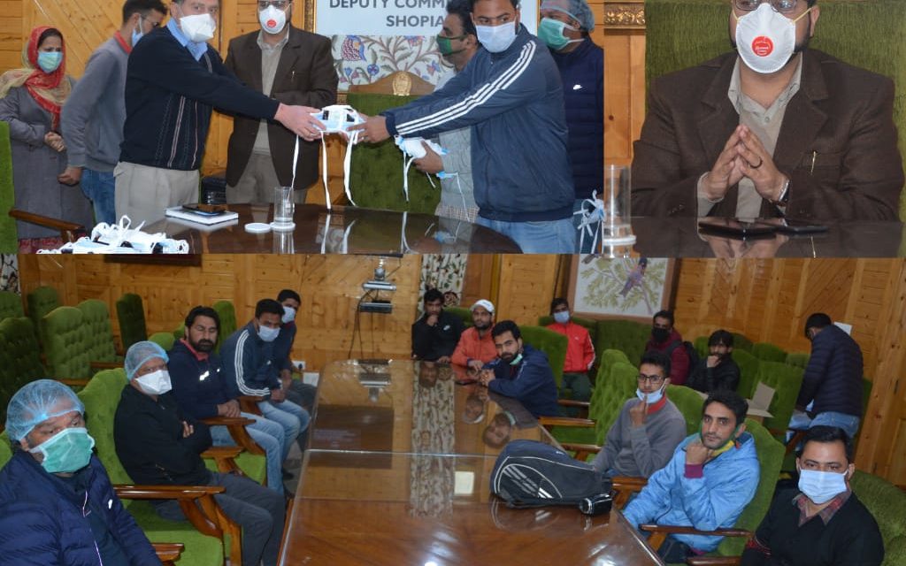DDC Shopian Interacts with Media Persons and Distributes some safety items