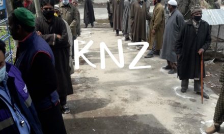 Ganderbal Police ensured social distancing while controlling rush outside JK Bank Nunner Ganderbal