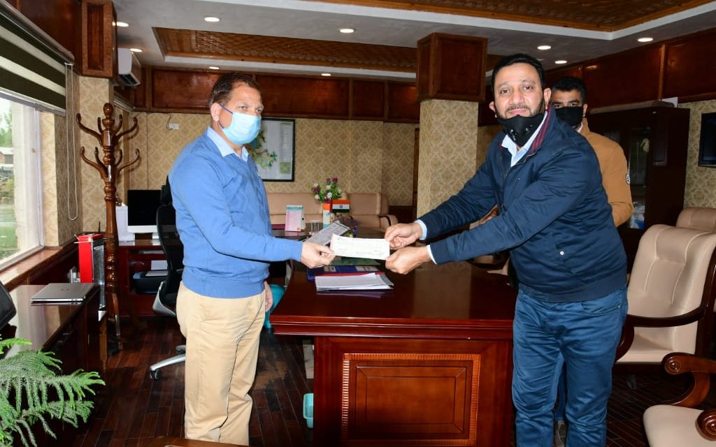 All JKDEA hands over cheque to DM Ganderbal
