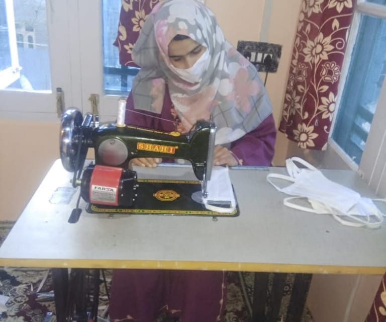 SHGs in Ganderbal make face masks to tackle shortage