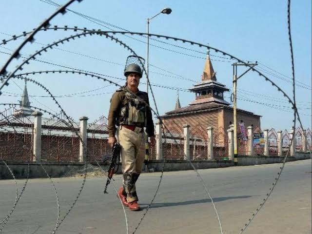 Restrictions tightened in Kashmir in view of Friday prayers