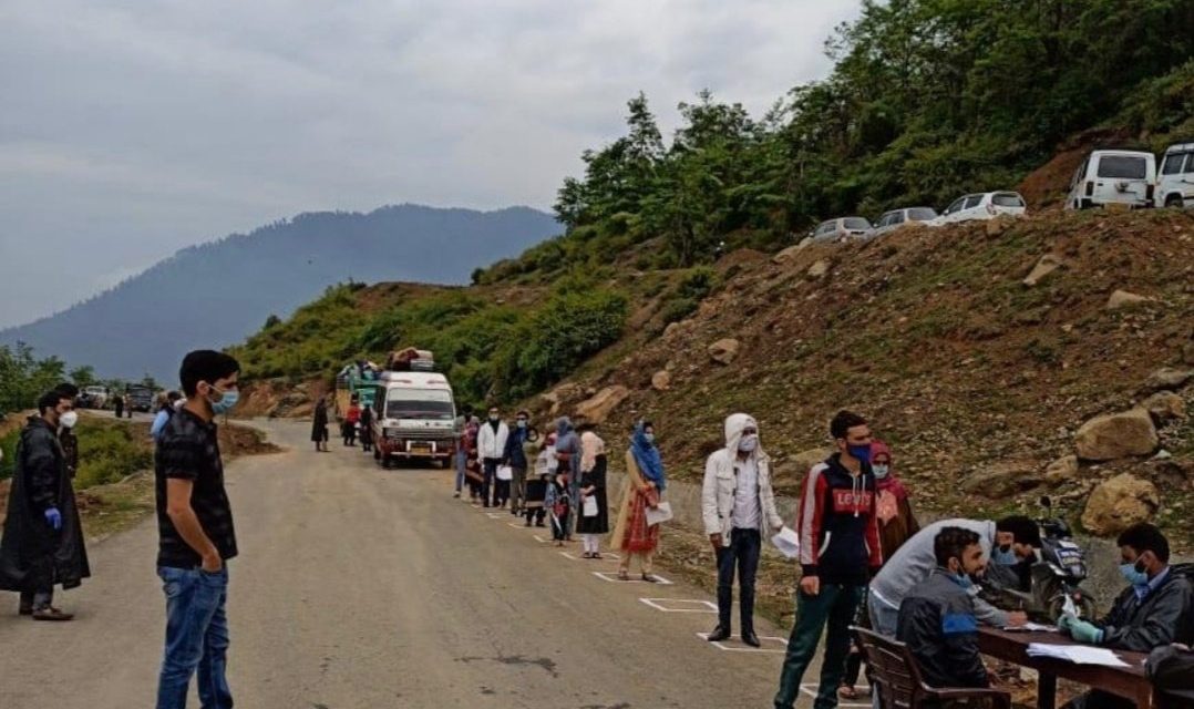 Stranded passengers allowed to move towards Gurez Valley;613 passengers traveled on Day-I in 75 vehicles
