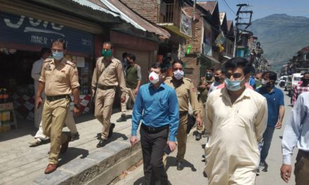 DDC visits Bandipora Market to inspect fresh implementation guidelines, social distancing