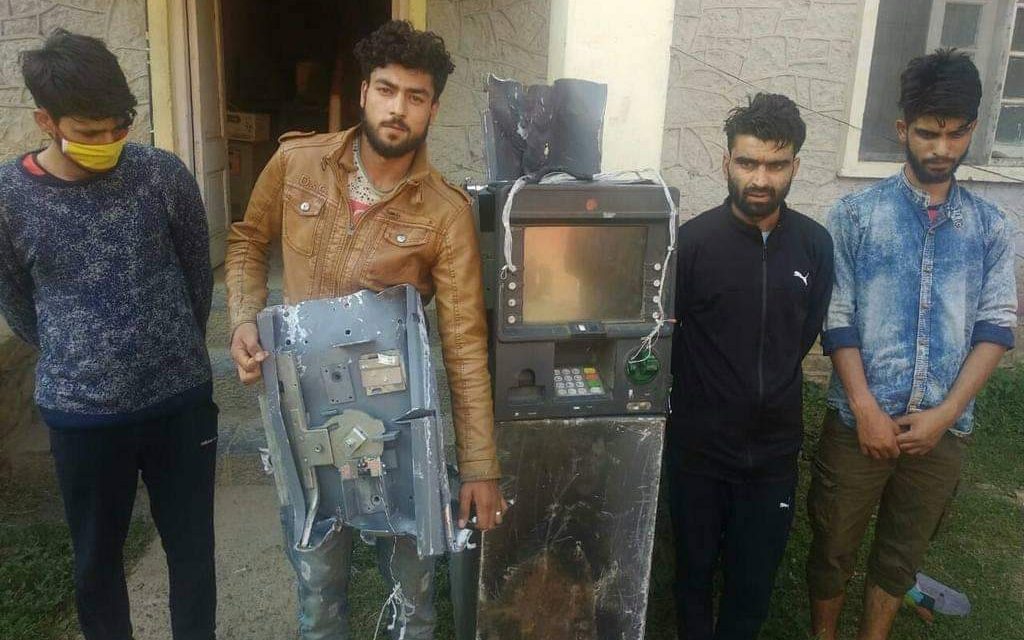Kulgam police solves ATM loot case, retrieved stolen money and arrested four accused
