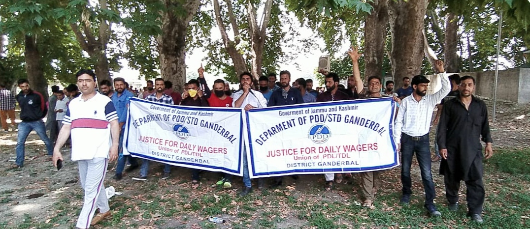 ‘PDD Daily-wagers Union Ganderbal’ stages protest,Demand regularization of services