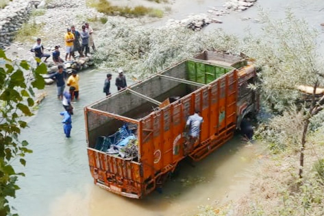 Truck plunges into Nallah Sindh driver Missing In Kangan