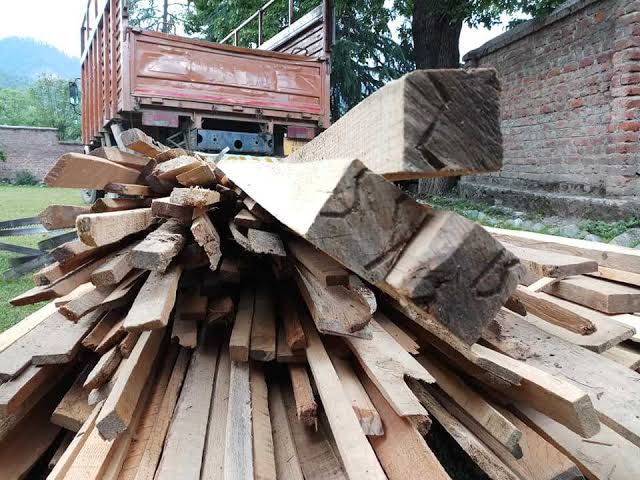 Taking advantage of lockdown Illegal sawmill units established in various areas of Ganderbal;Officials pass the buck