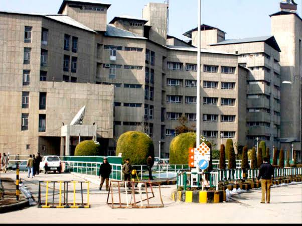 SKIMS turns Covid-19 hot spot area, Covid-19 positives repeatedly lodged in Emergency Unit