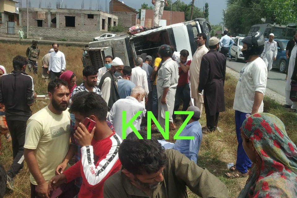 Passenger Vehicle Turns Turtle In Ganderbal,3 critically injured