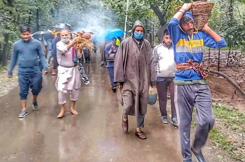 Amid torrential rains Kashmiri Muslims cremate Pañdit woman in South Kashmir
