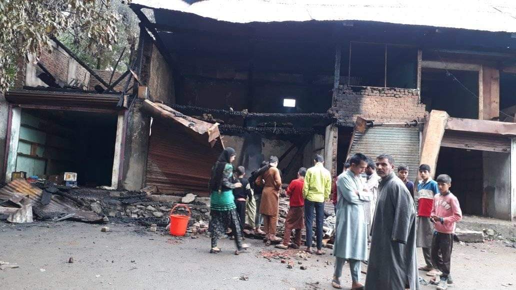 Fire razes a dozen shops in Kupwara
