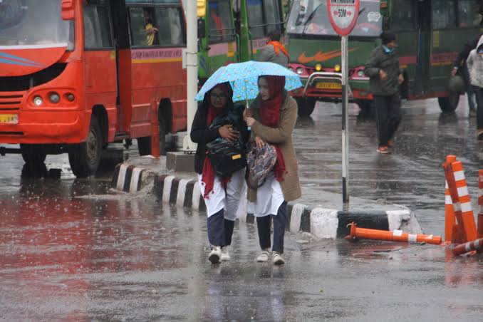 Moderate rains lash J&K, weather to improve from tonight