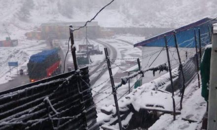 Snowfall at Jawahar Tunnel, NH44 closed