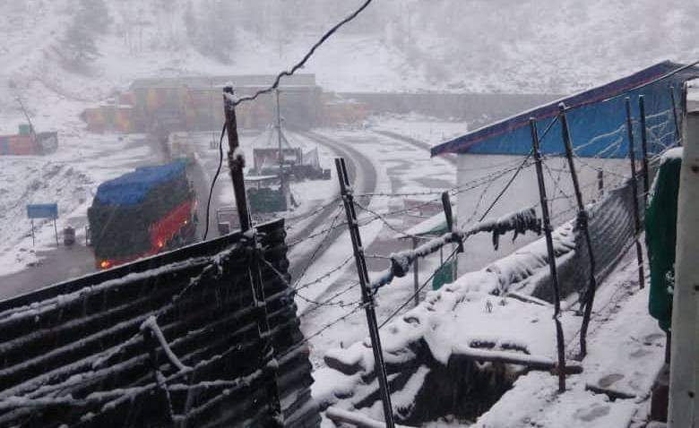 Snowfall at Jawahar Tunnel, NH44 closed