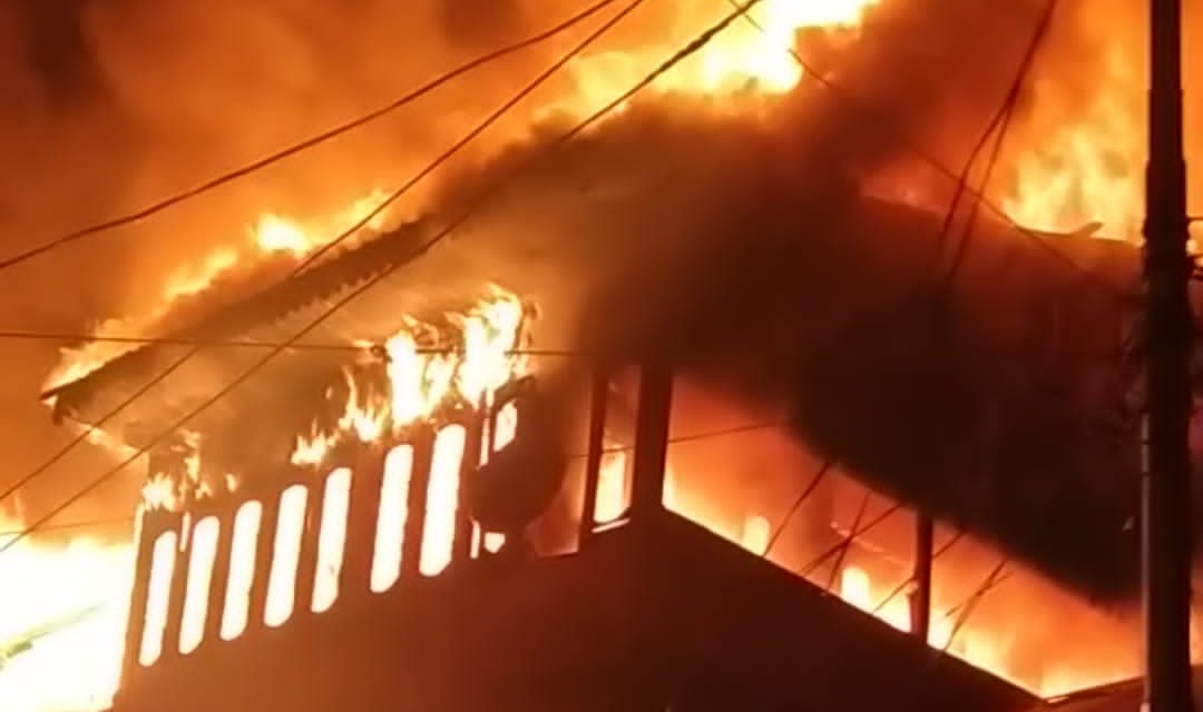 Massive blaze leaves three families homeless in Bandipora