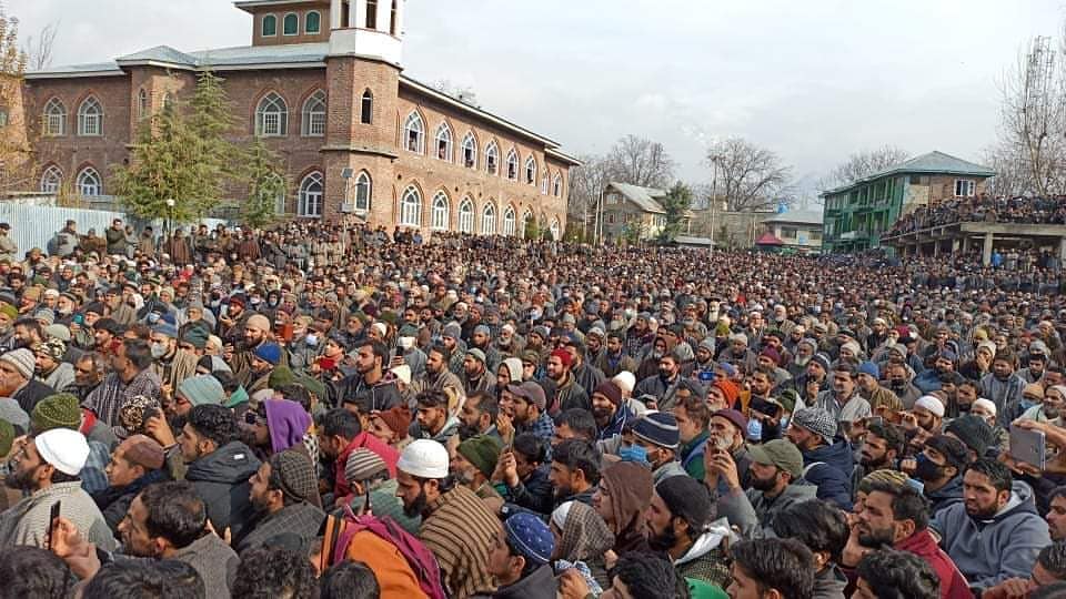 Thousands participate in the funeral of renowned religious scholar Maulana Noor Ahmad Trali