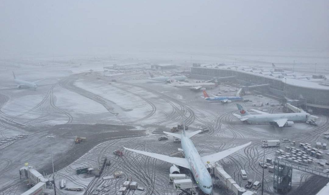 Major snowfall of season in Kashmir; Air Traffic Remains Suspended, Highways Closed