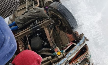 Four persons injured in Kangan road accident