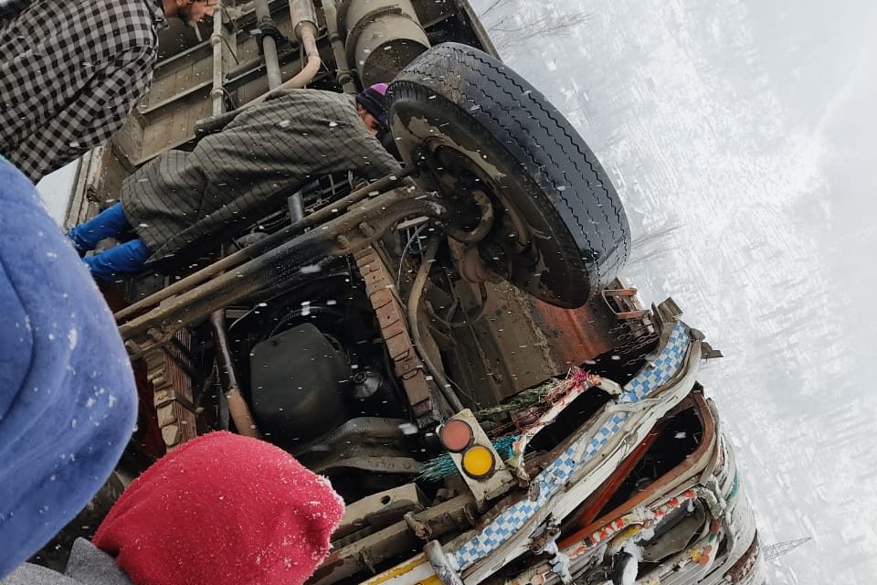 Four persons injured in Kangan road accident