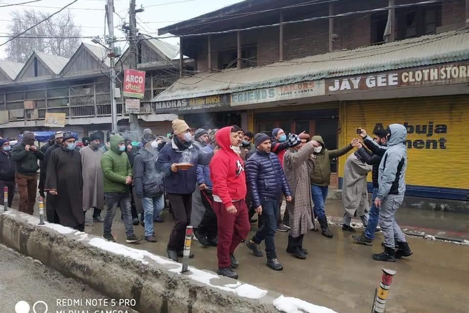 Amid snow Muslims help perform last rites of Pandit neighbour in Baramulla