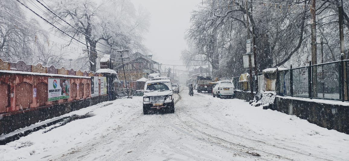 Snowfall paralyses life in Kashmir,”Srinagar records coldest day of the season at 3.4°C