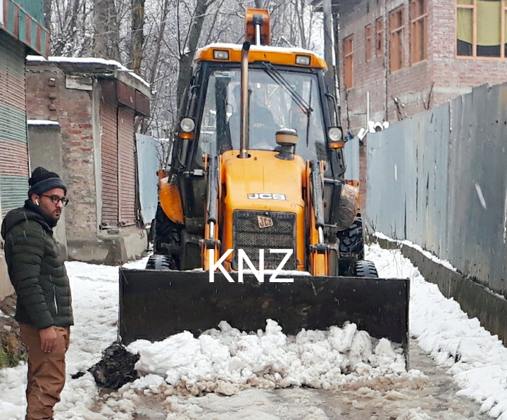 Snow clearance work Starts on Gutlibagh road