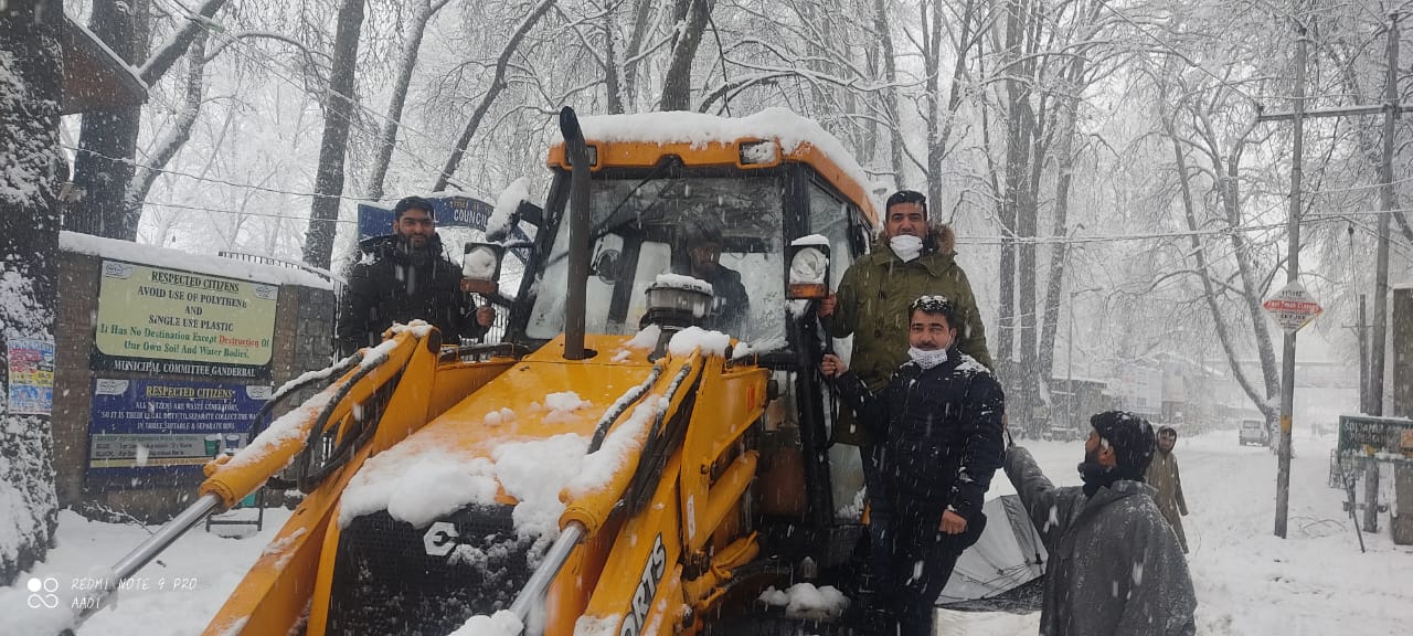 Ganderbal Municipal Council continues Snow clearance Operation in Ganderbal town