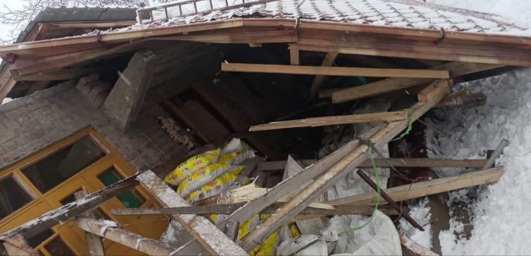 Snowfall: Residential house damaged in Ganderbal, family rescued