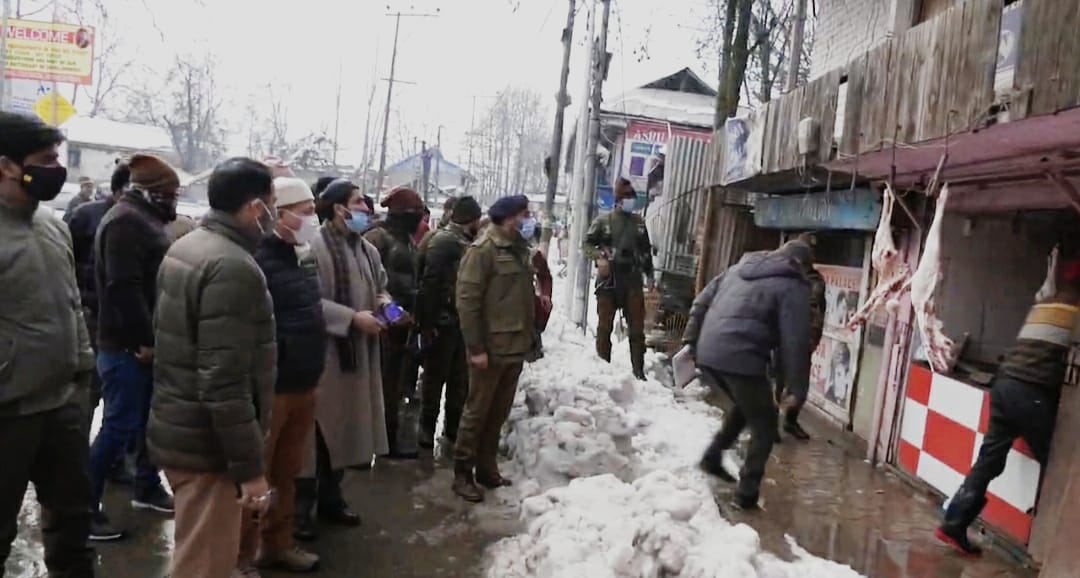 DC Ganderbal supervises market checking in district