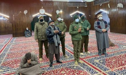 IGP Kashmir Pays Obeisance at Dargah Hazratbal Shrine,”Prays for ‘peace and prosperity of people’
