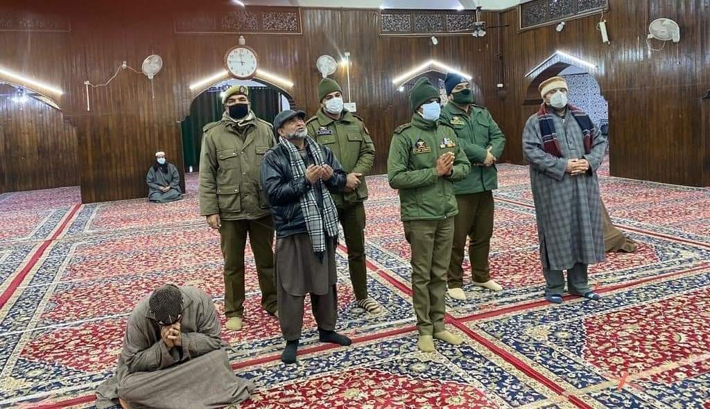 IGP Kashmir Pays Obeisance at Dargah Hazratbal Shrine,”Prays for ‘peace and prosperity of people’